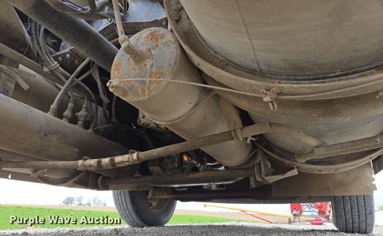 image for item EM7017 1987 Kenworth T600 truck cab and chassis