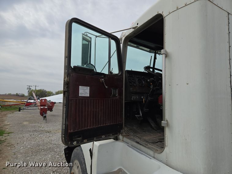 image for item EM7017 1987 Kenworth T600 truck cab and chassis