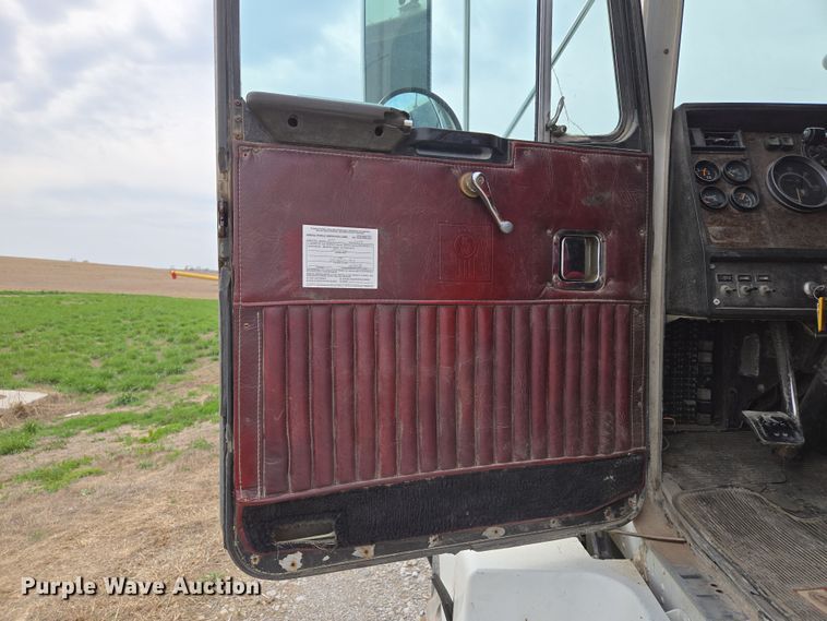 image for item EM7017 1987 Kenworth T600 truck cab and chassis