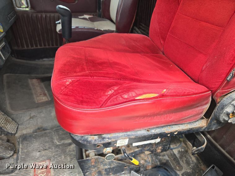 image for item EM7017 1987 Kenworth T600 truck cab and chassis