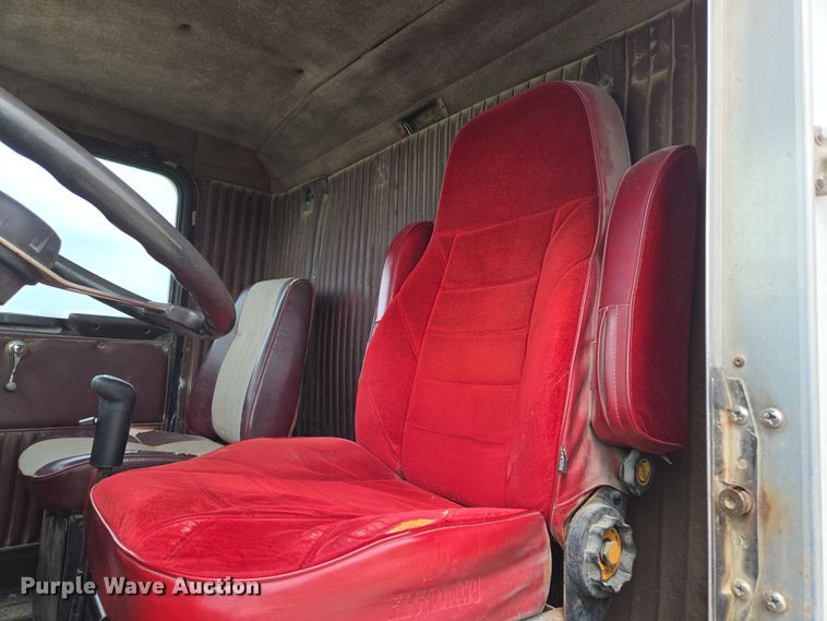 image for item EM7017 1987 Kenworth T600 truck cab and chassis