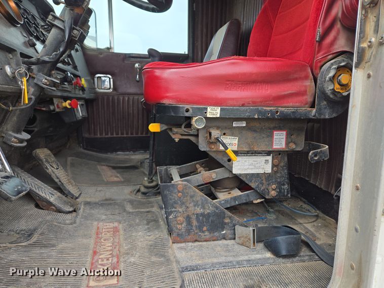 image for item EM7017 1987 Kenworth T600 truck cab and chassis