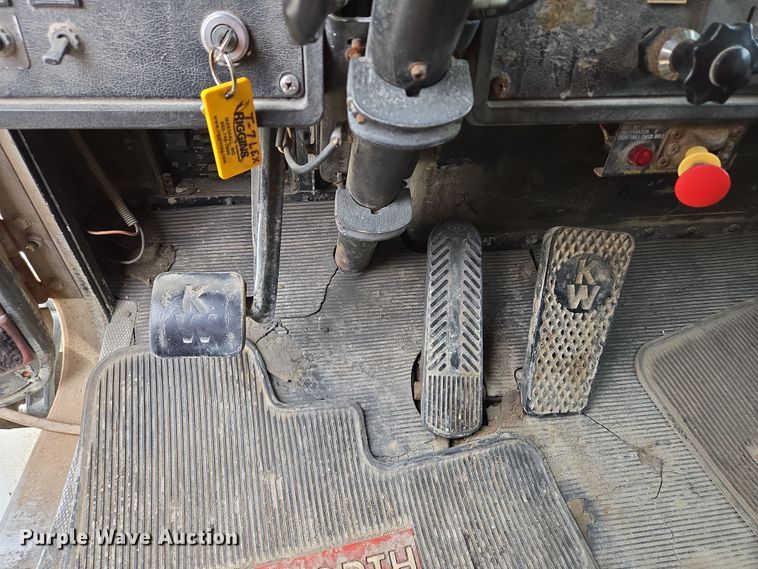 image for item EM7017 1987 Kenworth T600 truck cab and chassis