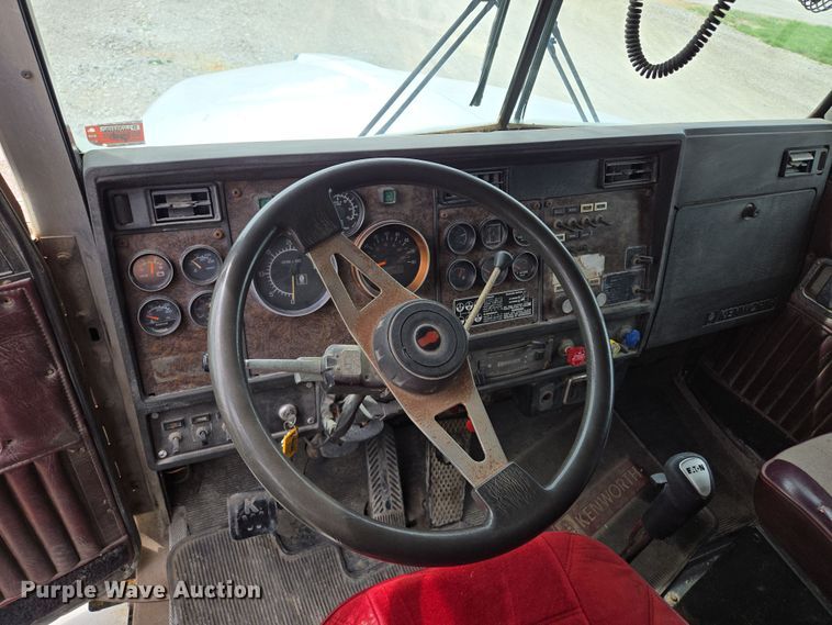 image for item EM7017 1987 Kenworth T600 truck cab and chassis