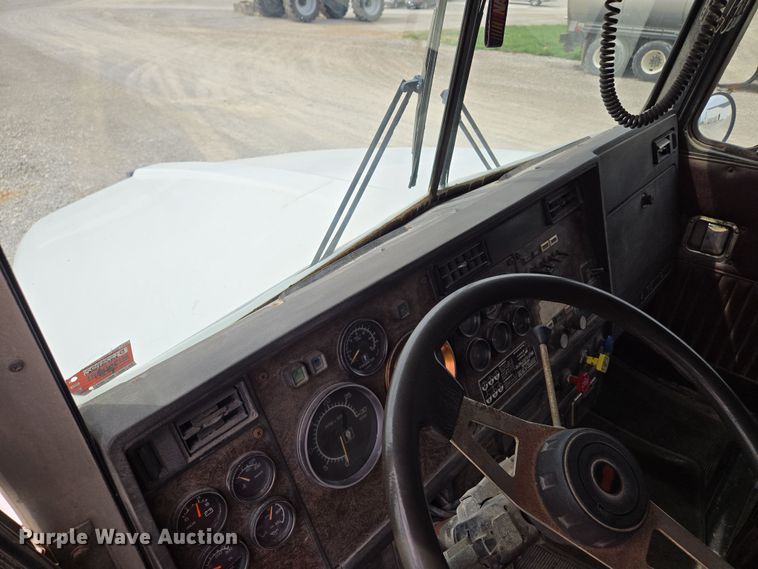 image for item EM7017 1987 Kenworth T600 truck cab and chassis