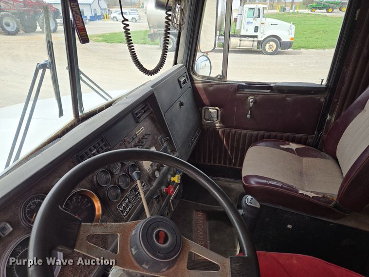 image for item EM7017 1987 Kenworth T600 truck cab and chassis