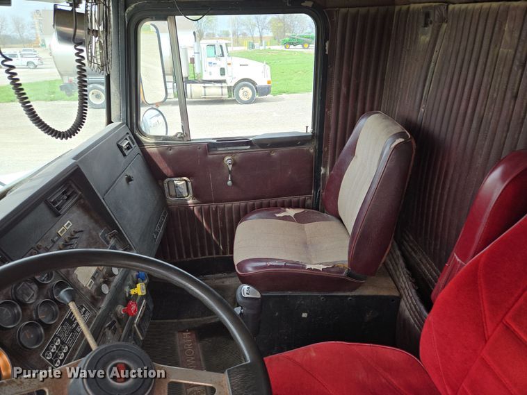 image for item EM7017 1987 Kenworth T600 truck cab and chassis