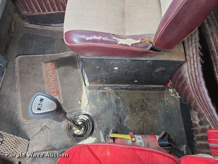 image for item EM7017 1987 Kenworth T600 truck cab and chassis