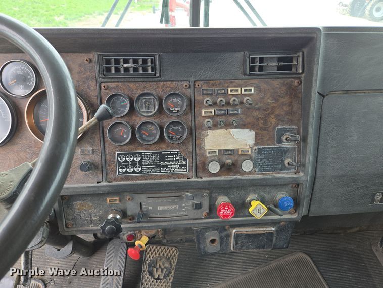 image for item EM7017 1987 Kenworth T600 truck cab and chassis