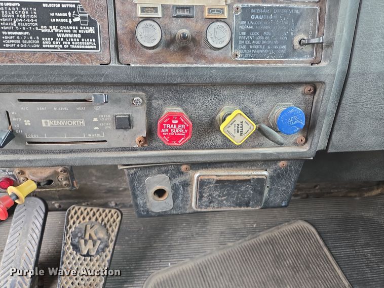 image for item EM7017 1987 Kenworth T600 truck cab and chassis