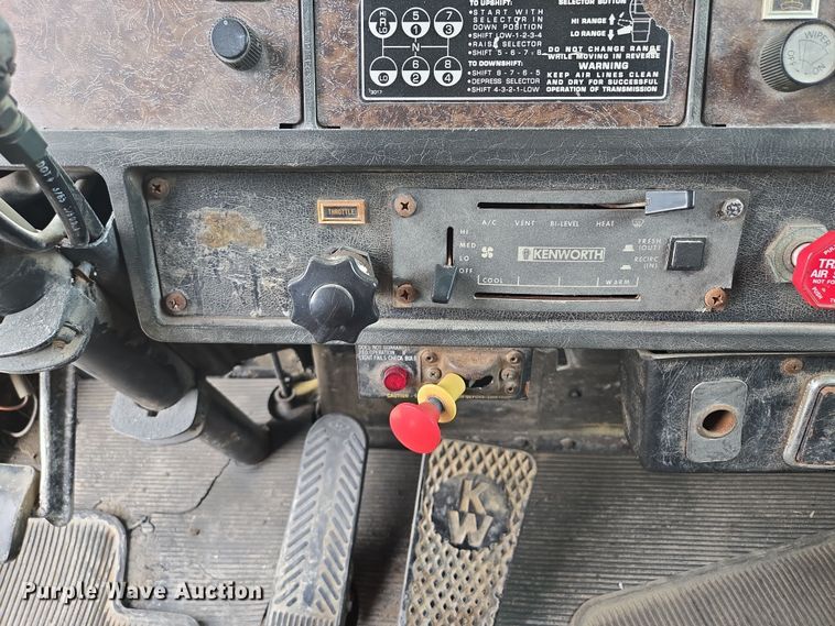 image for item EM7017 1987 Kenworth T600 truck cab and chassis