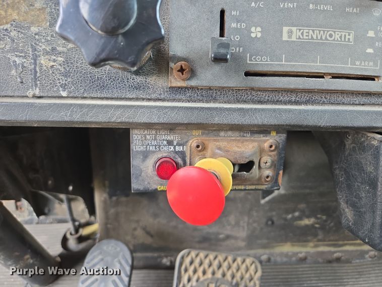 image for item EM7017 1987 Kenworth T600 truck cab and chassis