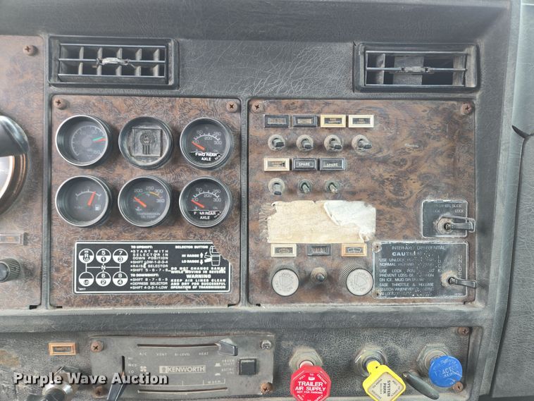 image for item EM7017 1987 Kenworth T600 truck cab and chassis