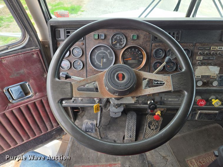 image for item EM7017 1987 Kenworth T600 truck cab and chassis