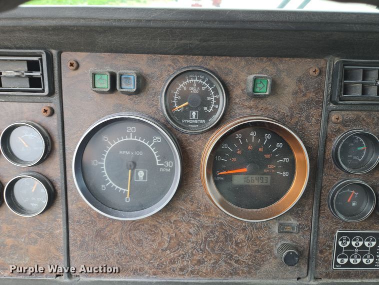 image for item EM7017 1987 Kenworth T600 truck cab and chassis