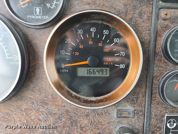 image for item EM7017 1987 Kenworth T600 truck cab and chassis