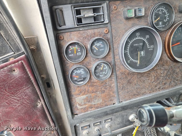 image for item EM7017 1987 Kenworth T600 truck cab and chassis