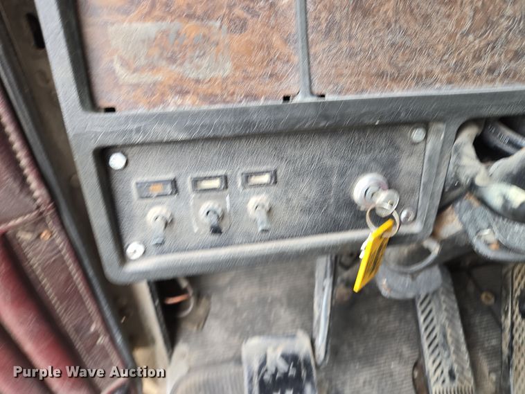 image for item EM7017 1987 Kenworth T600 truck cab and chassis