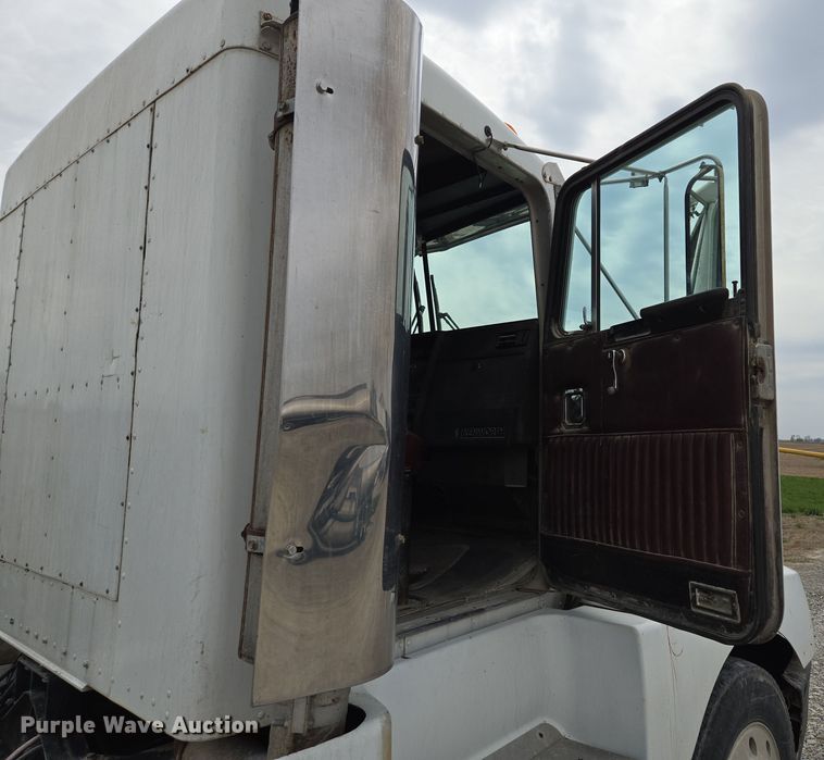 image for item EM7017 1987 Kenworth T600 truck cab and chassis