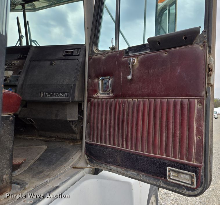 image for item EM7017 1987 Kenworth T600 truck cab and chassis