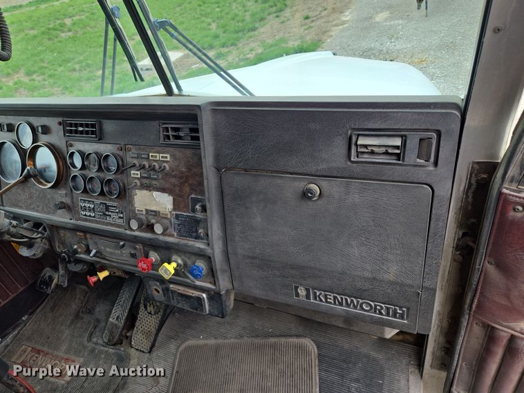 image for item EM7017 1987 Kenworth T600 truck cab and chassis