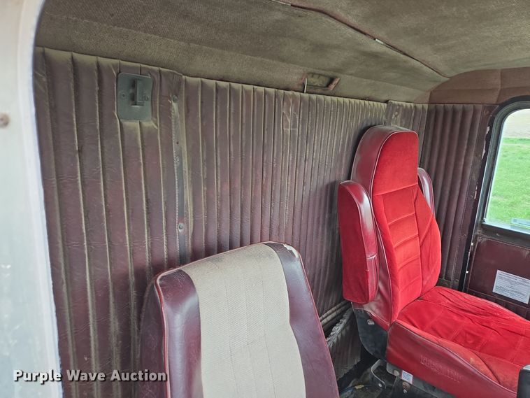 image for item EM7017 1987 Kenworth T600 truck cab and chassis