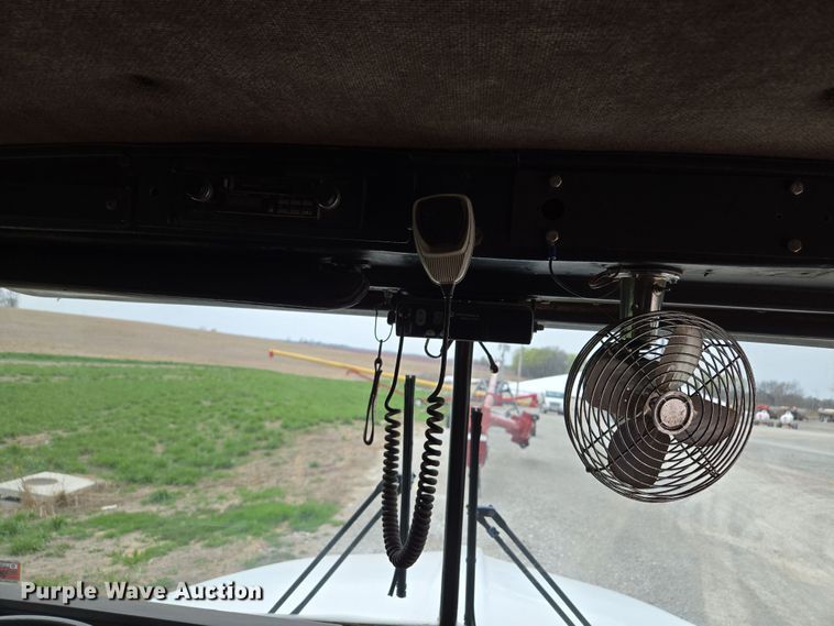 image for item EM7017 1987 Kenworth T600 truck cab and chassis