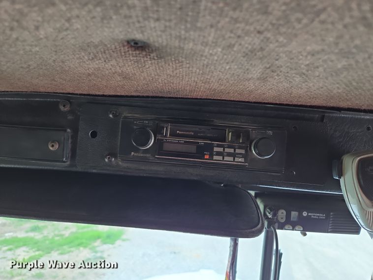 image for item EM7017 1987 Kenworth T600 truck cab and chassis