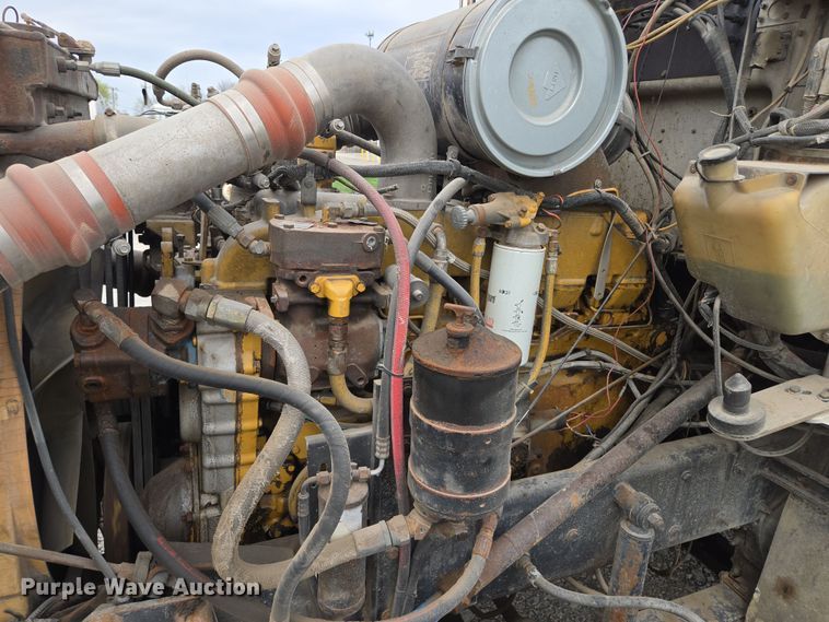 image for item EM7017 1987 Kenworth T600 truck cab and chassis