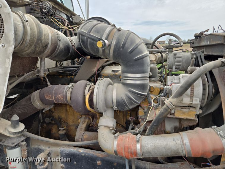 image for item EM7017 1987 Kenworth T600 truck cab and chassis