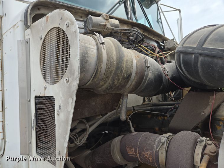 image for item EM7017 1987 Kenworth T600 truck cab and chassis