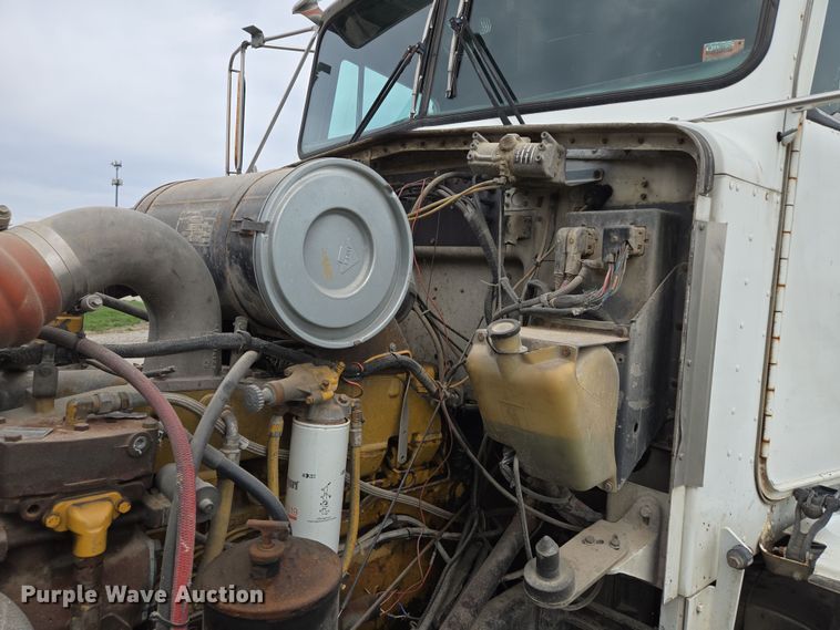 image for item EM7017 1987 Kenworth T600 truck cab and chassis