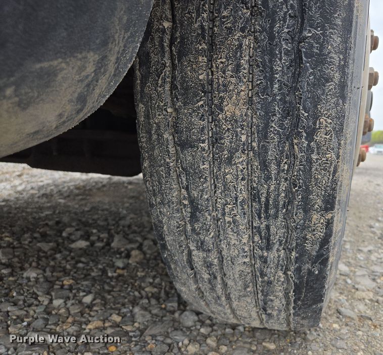 image for item EM7017 1987 Kenworth T600 truck cab and chassis