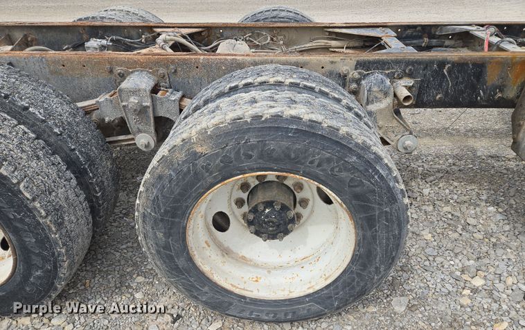 image for item EM7017 1987 Kenworth T600 truck cab and chassis