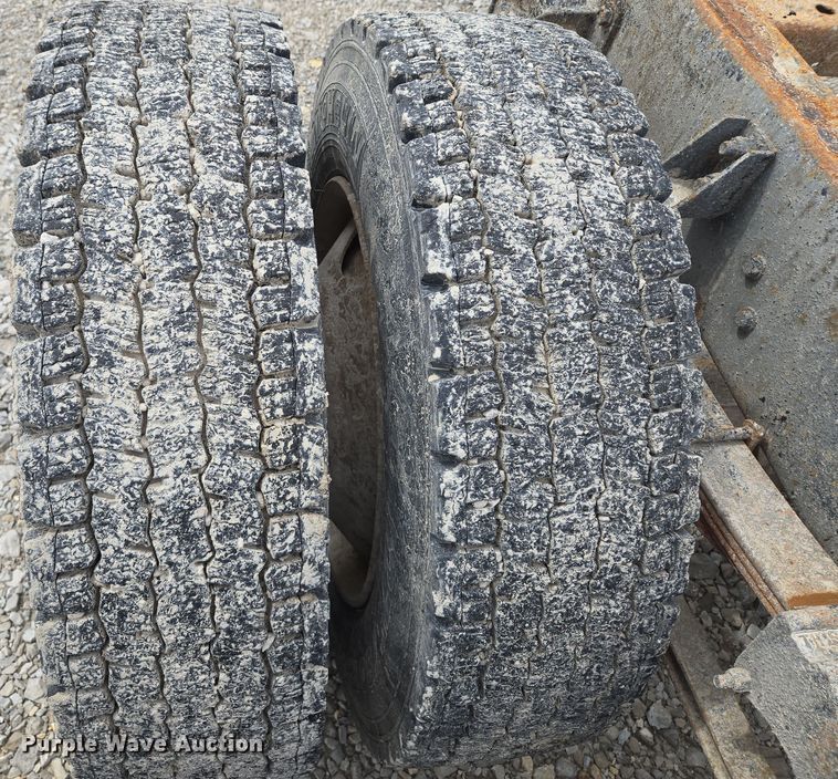 image for item EM7017 1987 Kenworth T600 truck cab and chassis