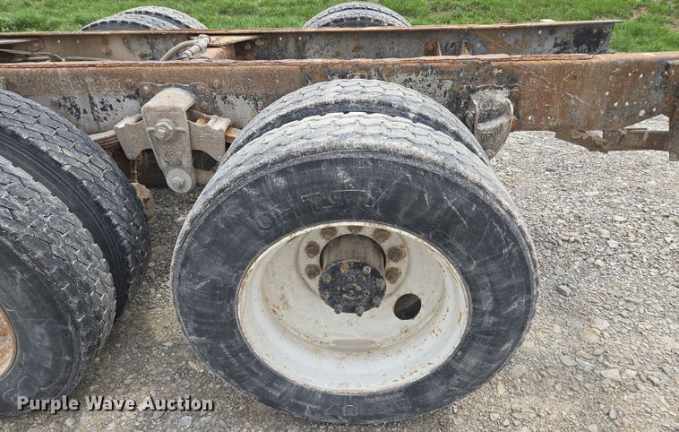 image for item EM7017 1987 Kenworth T600 truck cab and chassis