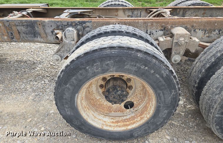 image for item EM7017 1987 Kenworth T600 truck cab and chassis