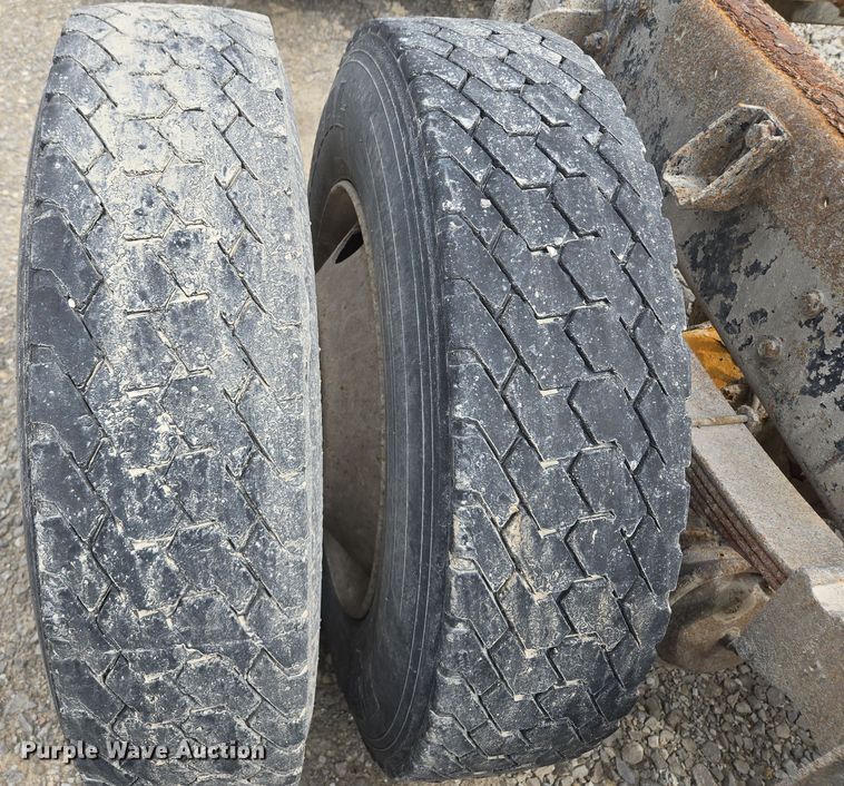 image for item EM7017 1987 Kenworth T600 truck cab and chassis