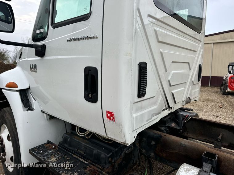 image for item EN4501 2006 International 4400 truck cab and chassis
