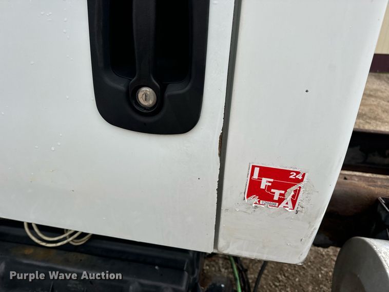 image for item EN4501 2006 International 4400 truck cab and chassis