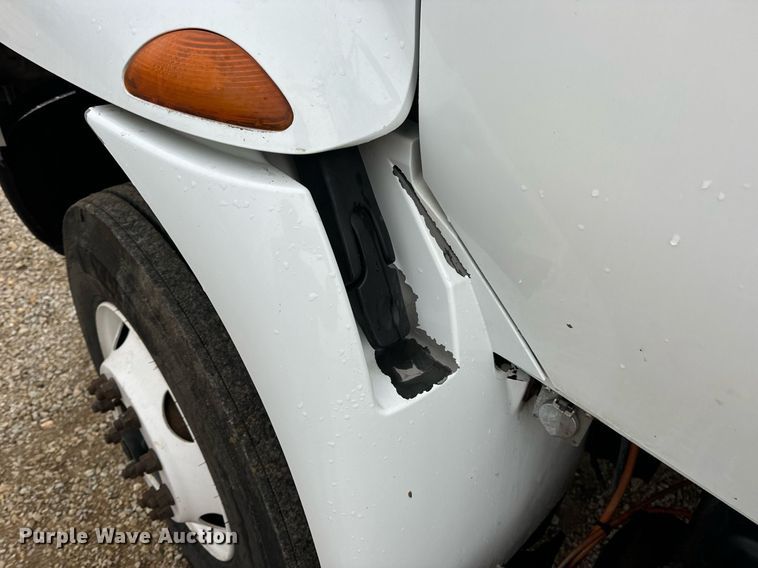 image for item EN4501 2006 International 4400 truck cab and chassis