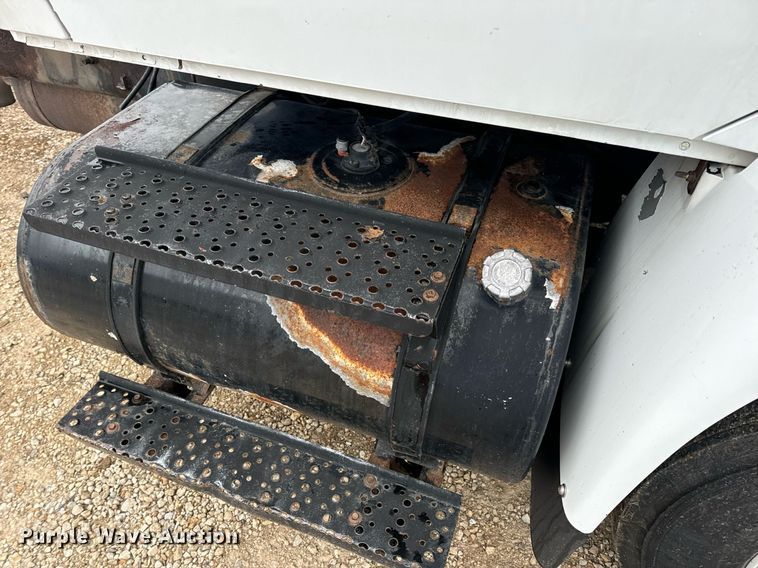 image for item EN4501 2006 International 4400 truck cab and chassis