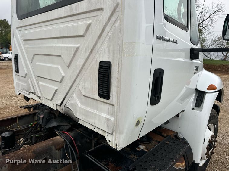 image for item EN4501 2006 International 4400 truck cab and chassis