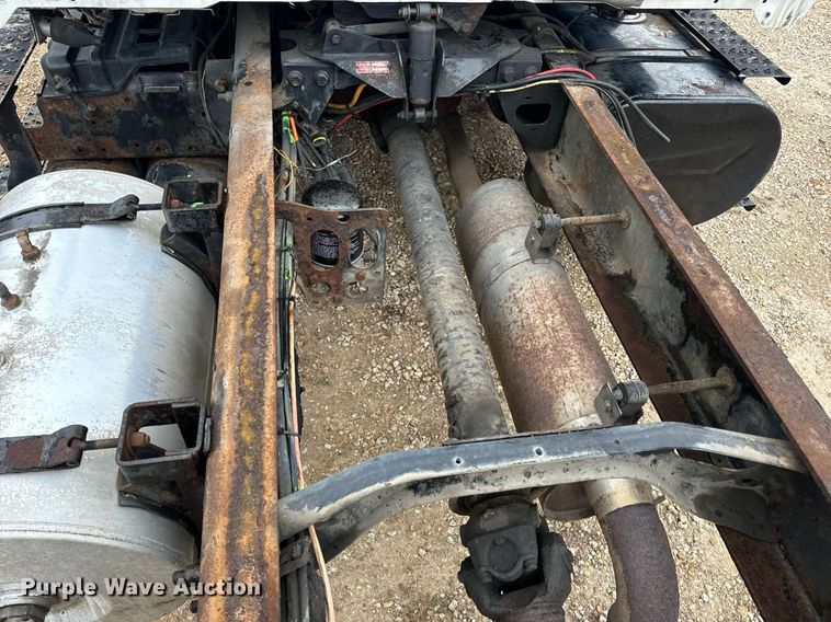 image for item EN4501 2006 International 4400 truck cab and chassis