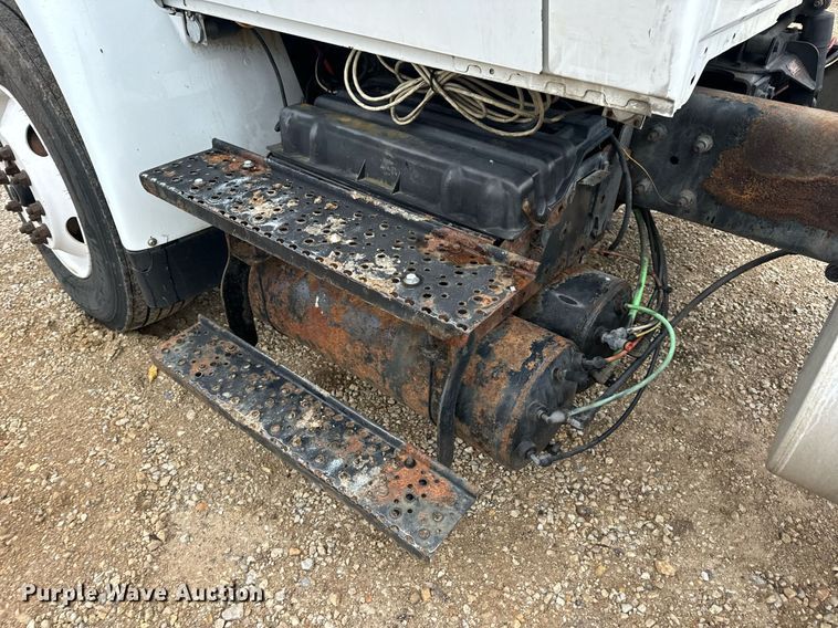 image for item EN4501 2006 International 4400 truck cab and chassis