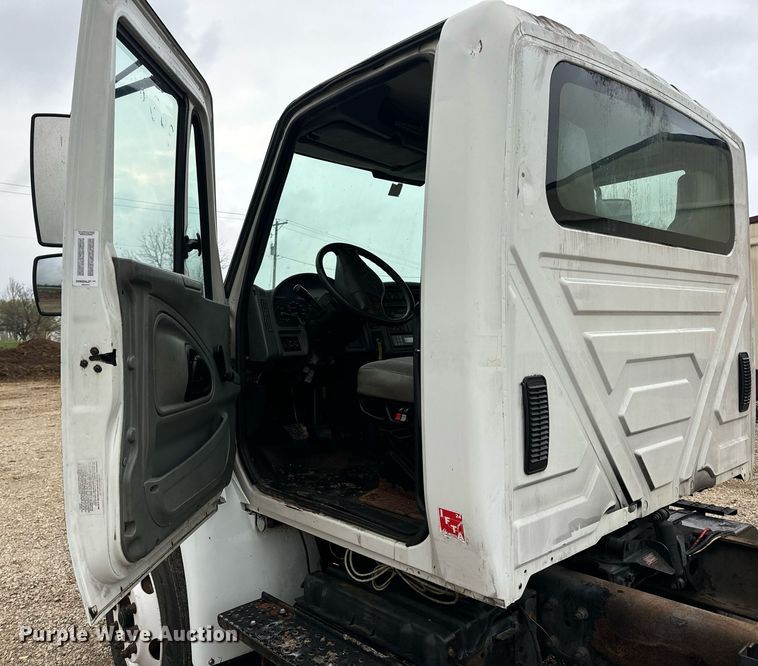 image for item EN4501 2006 International 4400 truck cab and chassis