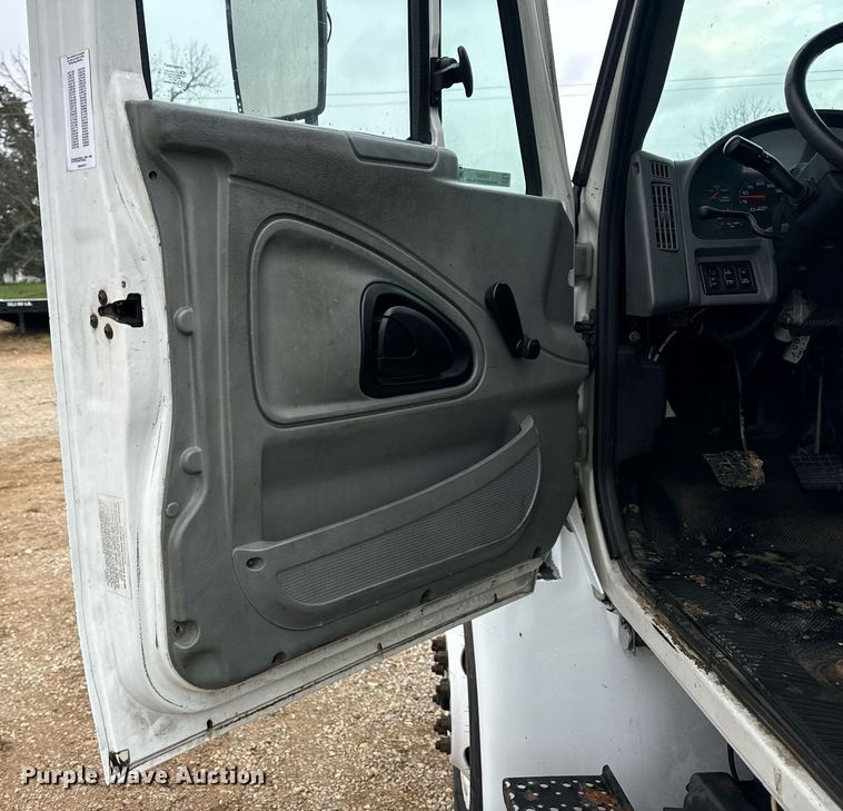 image for item EN4501 2006 International 4400 truck cab and chassis