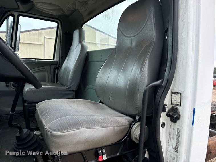 image for item EN4501 2006 International 4400 truck cab and chassis