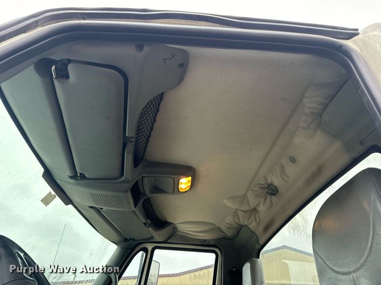 image for item EN4501 2006 International 4400 truck cab and chassis