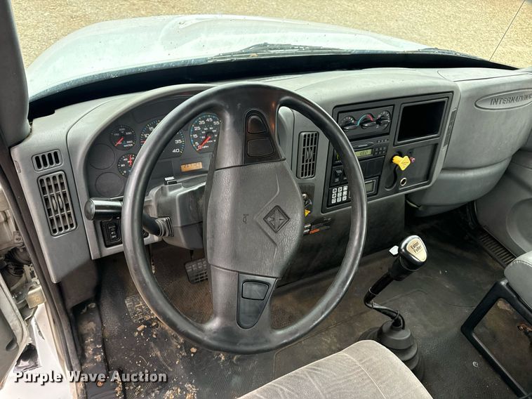 image for item EN4501 2006 International 4400 truck cab and chassis